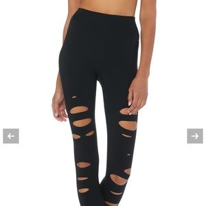 HIGH-WAIST RIPPED WARRIOR LEGGING